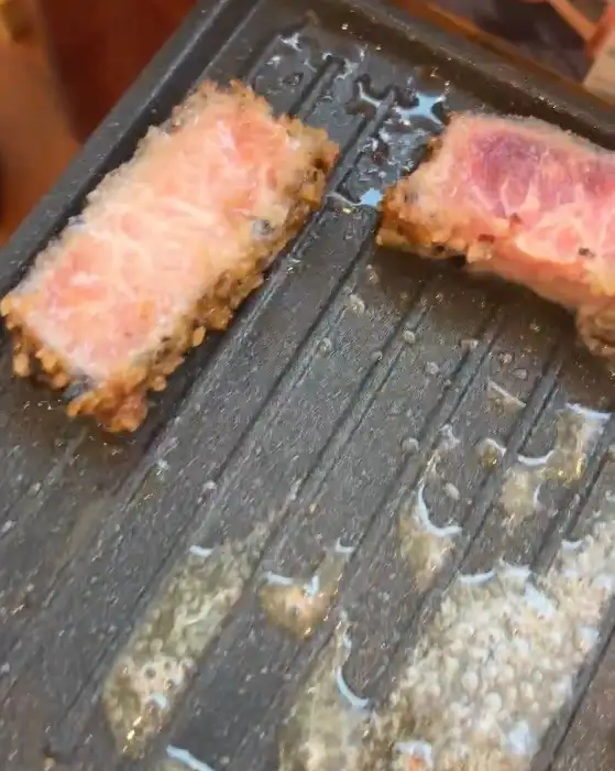 개인 화로에 올려진 규카츠 조각