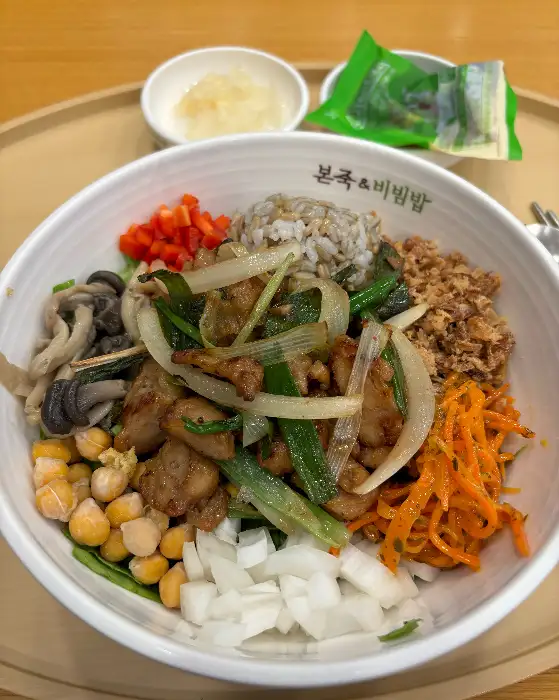 다양한 재료가 듬뿍 담긴 비빔밥