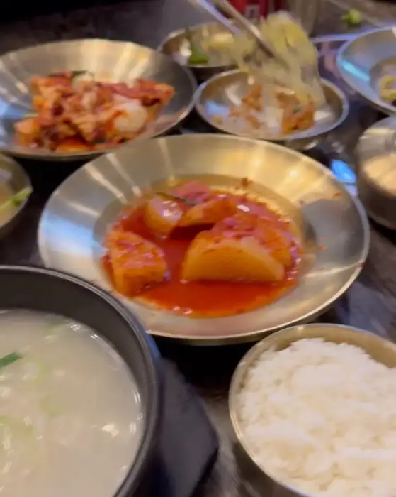 테이블에 놓인 깍두기