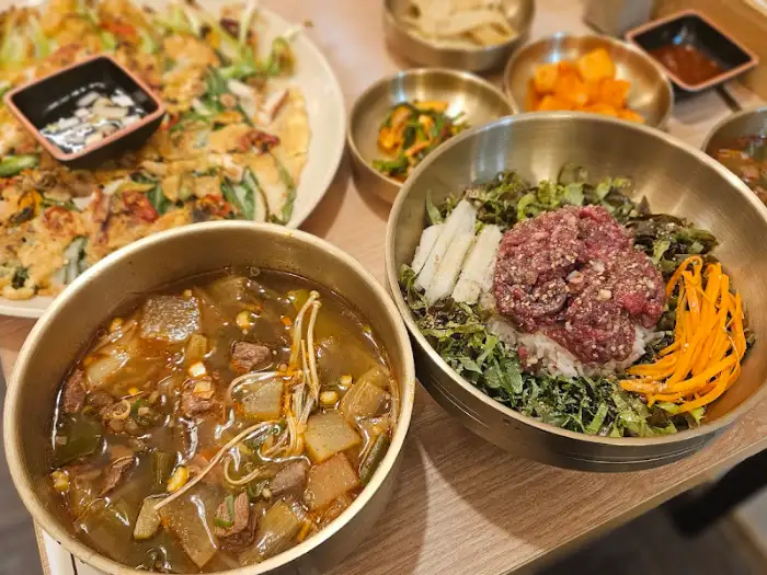 영남정 식탁 모습