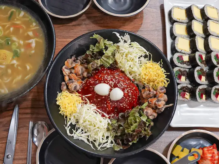 칼국수와 김밥, 그리고 무침 요리가 함께 놓인 상차림