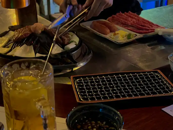 불판과 함께 놓인 숯불