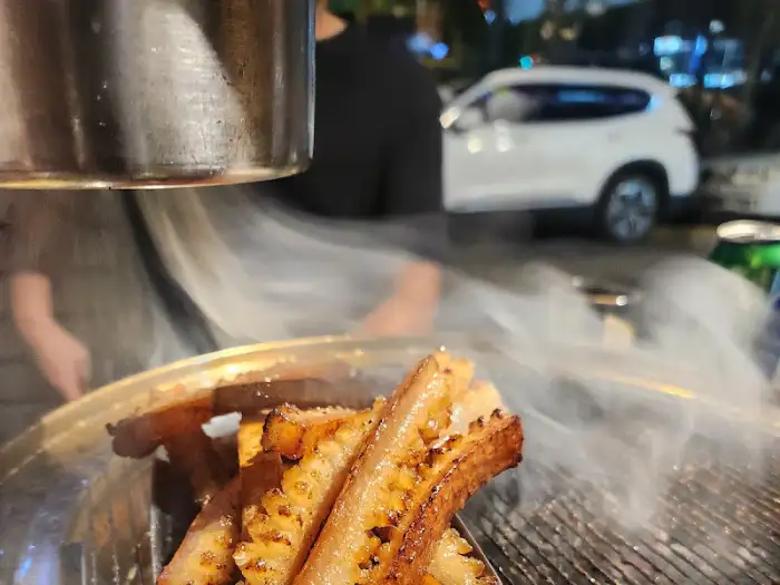 구워지고 있는 벌집 껍데기