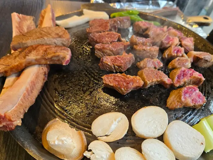 불판 위에서 익어가는 우대갈비 조각들