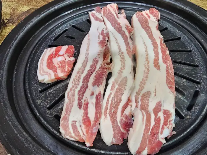 불판 위에서 익어가는 삼겹살