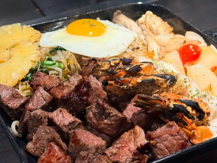 다양한 재료가 푸짐하게 담긴 구사 한판