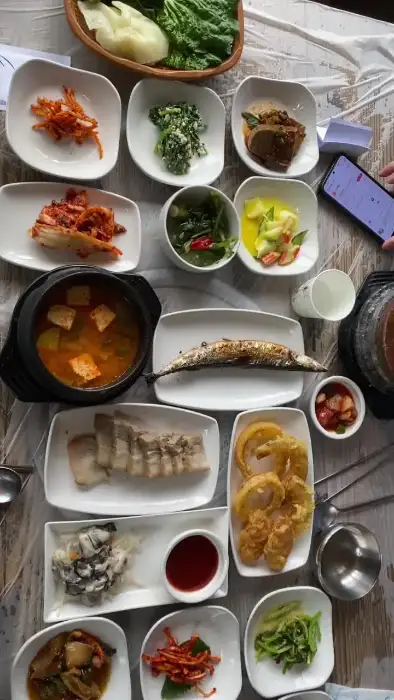 다양한 반찬과 메인 요리