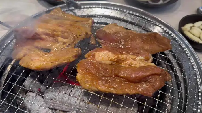 숯불 위에서 익고 있는 두툼한 고기