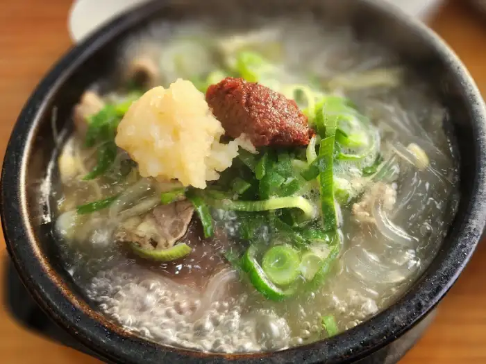 해장국 근접샷, 선지와 파, 당면이 보인다