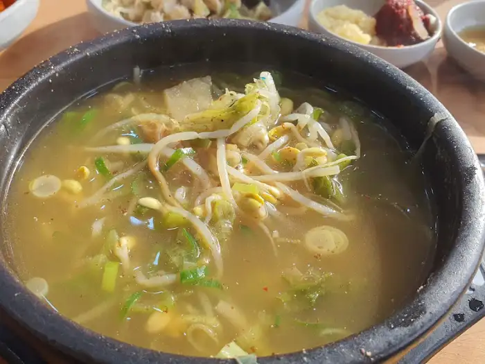 해장국 속의 콩나물과 채소들