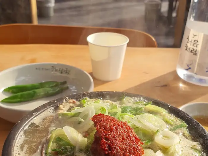 뜨겁게 끓고 있는 해장국 뚝배기