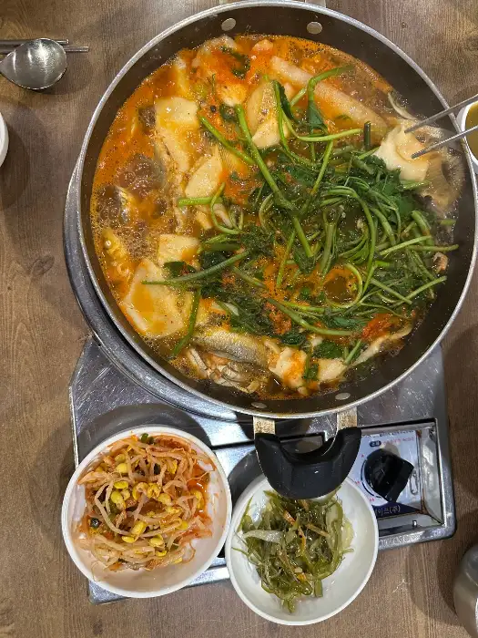 푸짐한 메기매운탕 한상차림