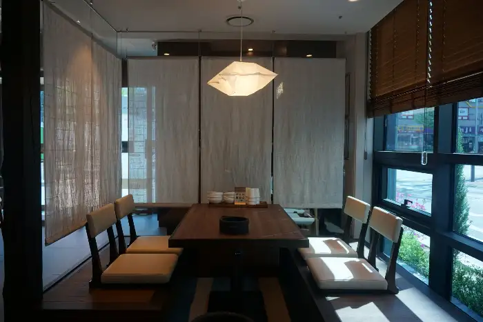 서리재 방배점 창가 자리
