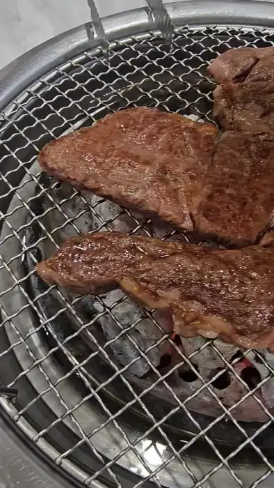 지글지글 불판 위에서 익어가는 삼겹살