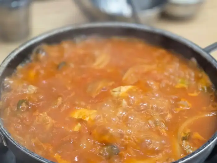 김치찌개가 끓고 있는 모습