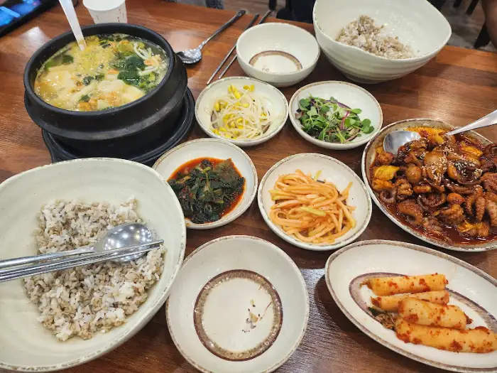 테이블에 차려진 음식들