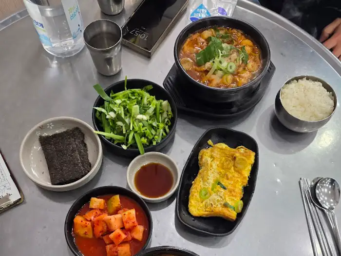 수구레국밥과 반찬 구성