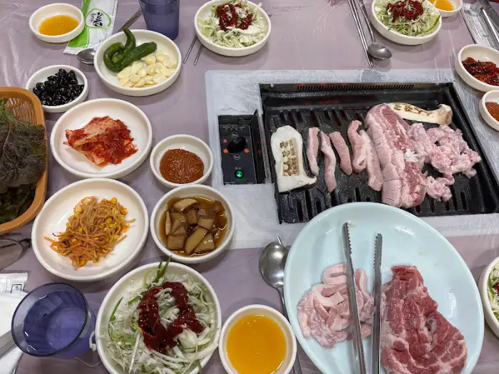 다양하게 진열된 빵들