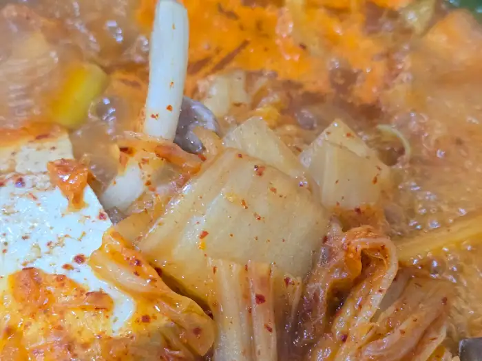 김치찌개 내부의 푸짐한 재료 모습