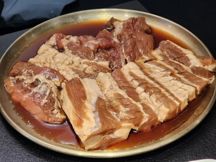 양념된 돼지갈비 플레이트