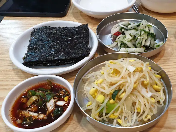 테이블에 차려진 밑반찬