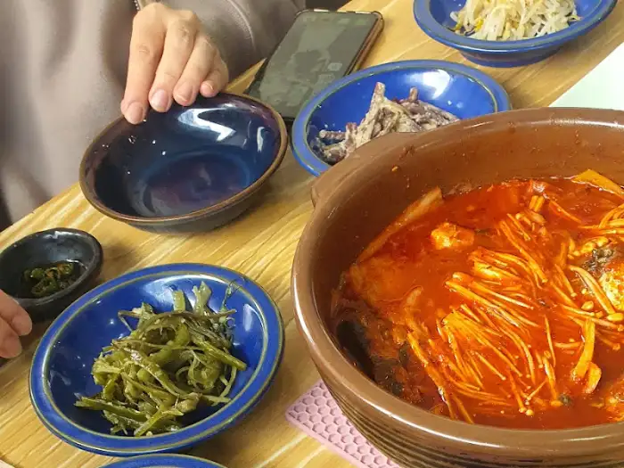 다양한 밑반찬과 밥
