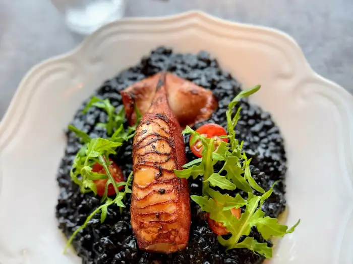 흑미 리조또와 오징어 요리