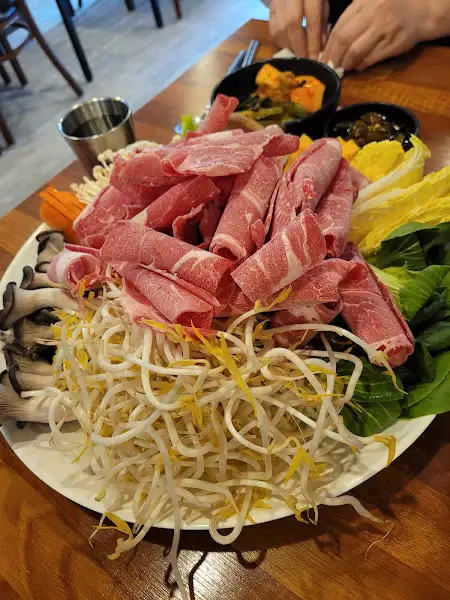 신선한 채소와 고기가 푸짐하게 나온 모습