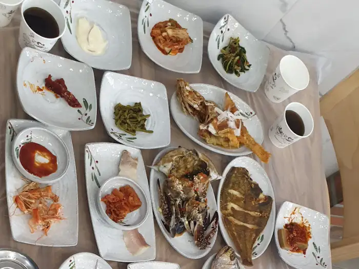 다채로운 밑반찬과 메인 요리가 차려진 굴비정식 한 상