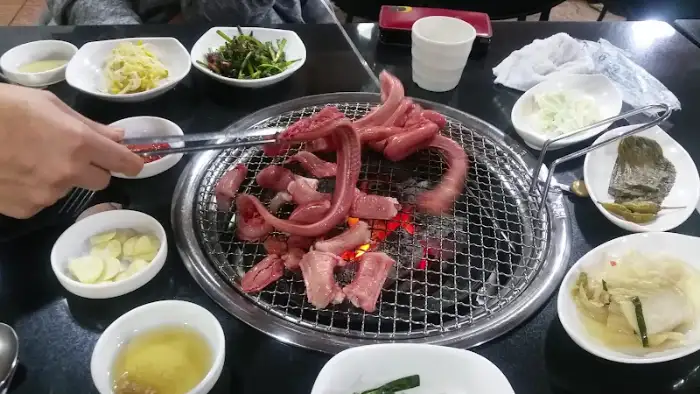꼼장어 구이와 밑반찬