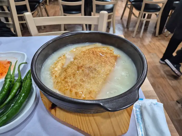 김이 모락모락 나는 누룽지 닭백숙 뚝배기