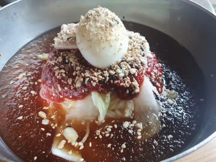 탱탱하고 쫄깃한 밀면 면발