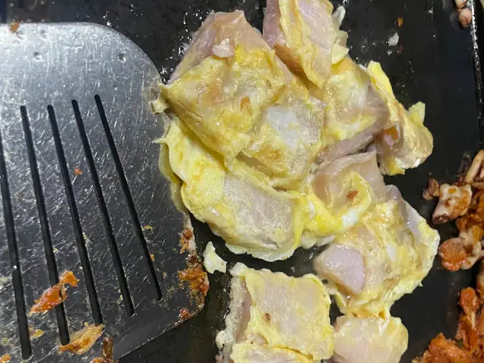 전 부치는 모습 (확대)
