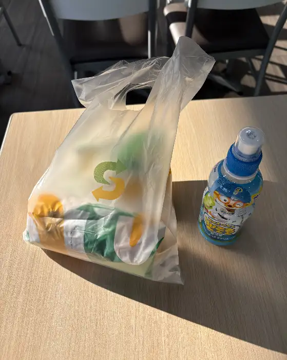 포장된 샌드위치와 음료수