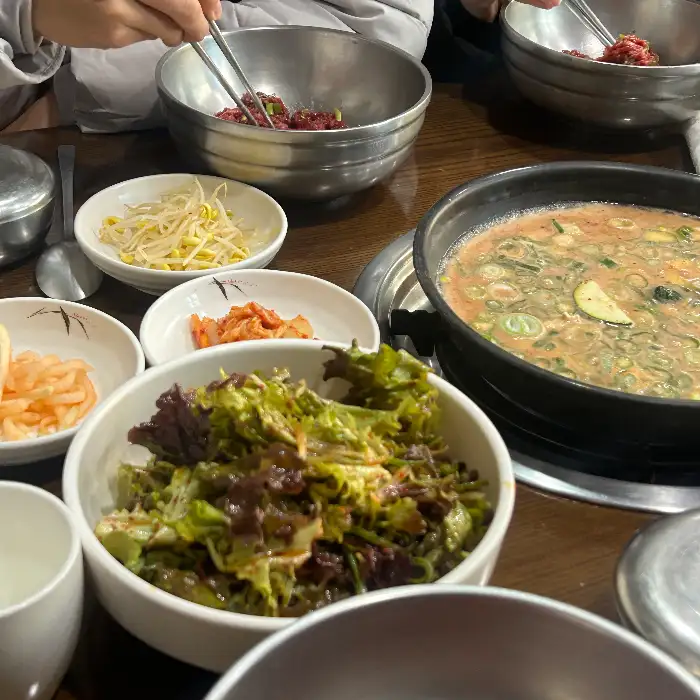 육회비빔밥과 함께 나온 반찬들