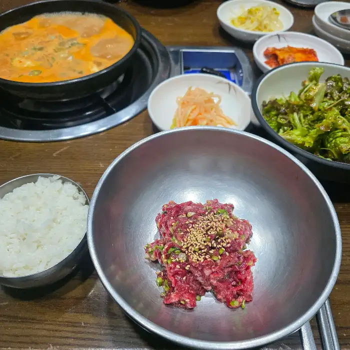 육회비빔밥과 함께 나온 밥과 된장찌개
