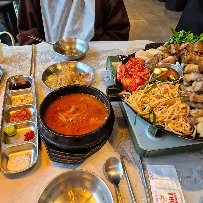 모듬 한판 구이와 기본 찬