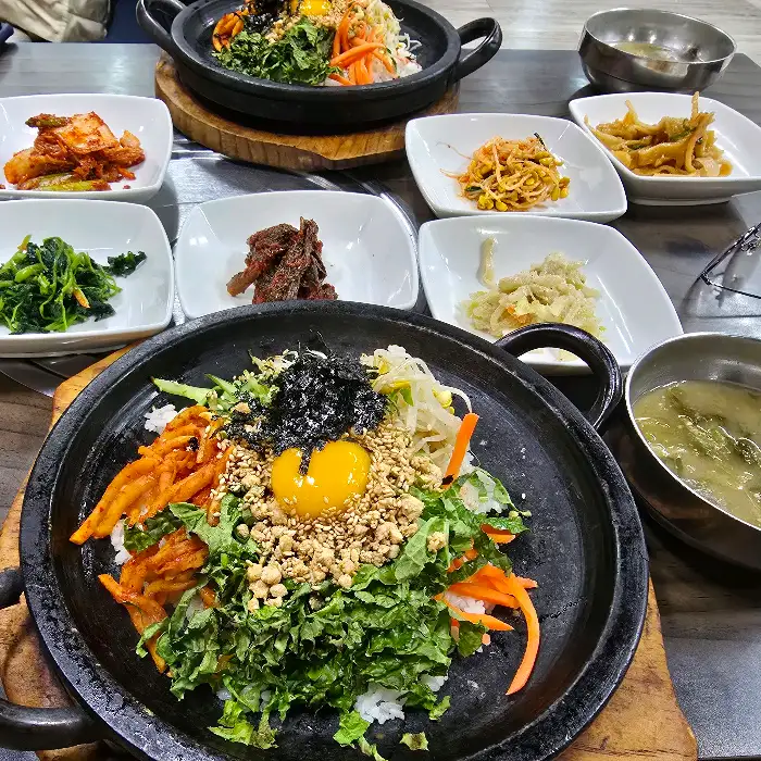 김이 모락모락 나는 갈비탕. 큼직한 갈비와 파가 올려져 있습니다.