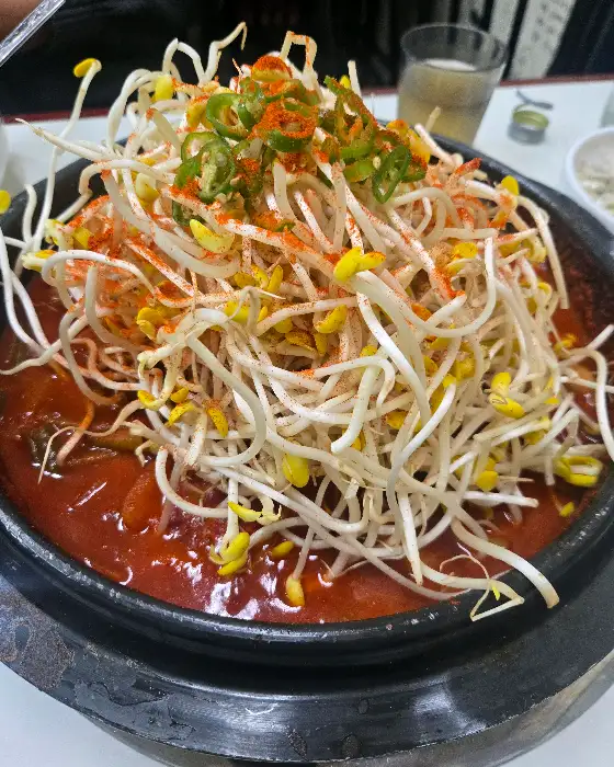 계도리탕 위에 듬뿍 올라간 콩나물