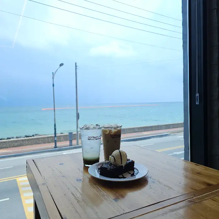 커피와 아이스크림이 곁들여진 디저트