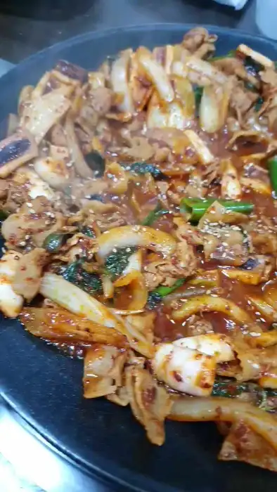 오삼불고기와 떡갈비가 함께 나온 모습