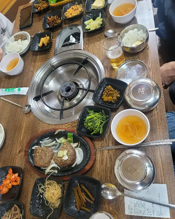 푸짐하게 차려진 식탁 풍경