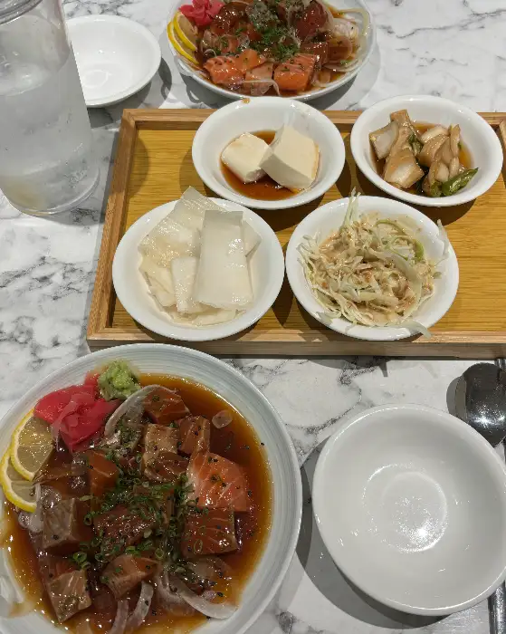 다양한 반찬과 메인 요리