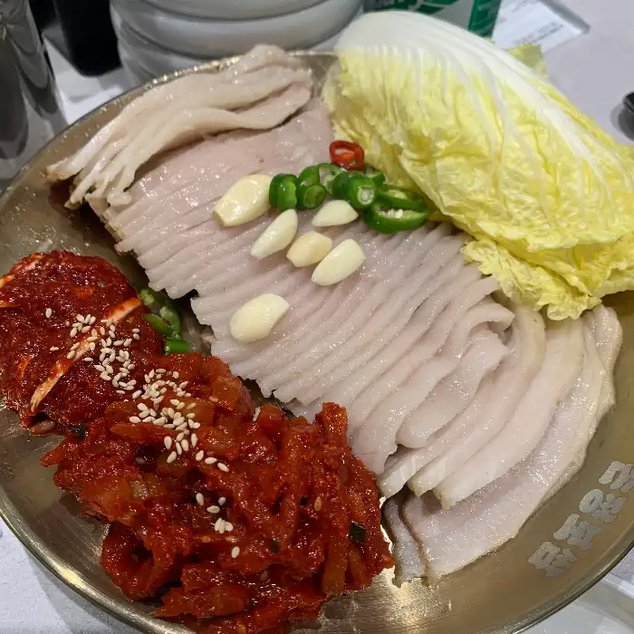 김치, 마늘, 고추와 함께 정갈하게 담긴 보쌈