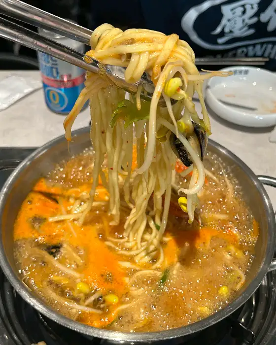 칼국수와 해물이 담긴 냄비