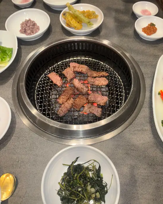 숯불 위에서 맛있게 구워지고 있는 고기 조각들