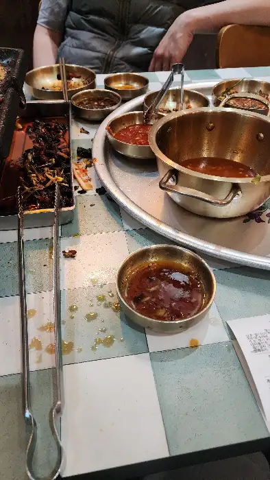 개인 그릇에 담긴 붉은 양념장과 국물