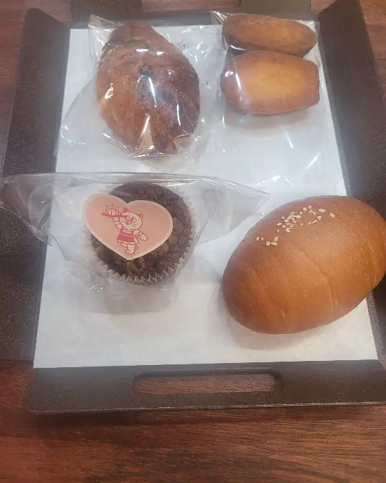 다양한 빵과 디저트가 담긴 트레이