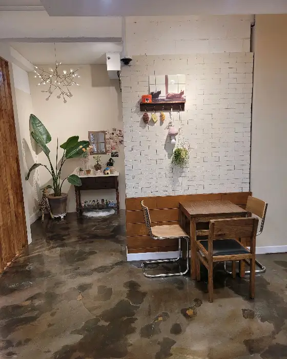 음료가 담긴 컵과 빵이 놓인 테이블