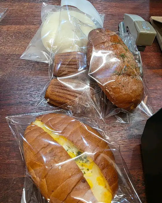테이블에 놓인 다양한 빵들